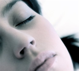 Die Augen sind geschlossen, aber es ist kein Schlaf. Hypnose ist ein Zustand besonderer, tief entspannter Aufmerksamkeit.